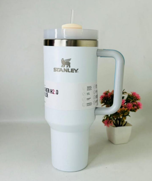 STANLEY Quencher H2.0 Tumbler with Handle and Straw.